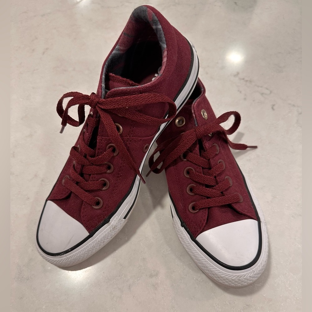 Converse All Star Chuck Taylor’s, size 7, Burgundy